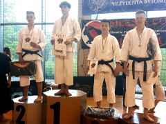 Karatecy zdobyli dwa zote i jeden srebrny medal