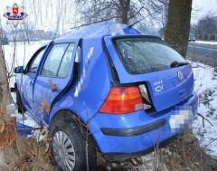 Volkswagen wpadł w poślizg. Dwie osoby w szpitalu
