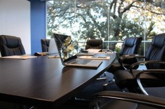 Sala konferencyjna czy gabinet - gdzie prowadzić spotkania biznesowe?