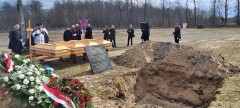 Szcztki 24 osb odnalezionych w Tarnogrodzie pochowano w Prostyni