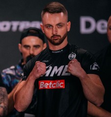 Radosław Paszko wygrywa swoją pierwszą walkę w Fame MMA