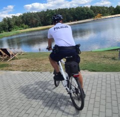 Policjanci na rowerach patroluj miasto