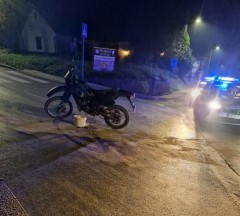 19-latek bez uprawnie i z narkotykami uderzy motocyklem w radiowz