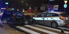 Z doywotnim zakazem ucieka przed policj, doprowadzi do zderzenia z radiowozem