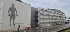 Bi�gorajanka maluje mural na nowej hali sportowej