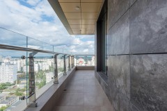 Os�ony balkonowe - co wybra�, aby os�oni� si� od s�siad�w i&nbsp;wiatru
