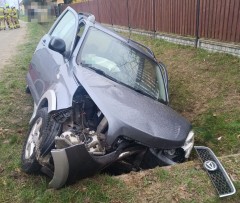 Auto wypad�o z&nbsp;drogi i&nbsp;uderzy�o w&nbsp;przepust