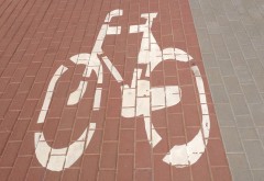 Mieszka�cy apeluj� o&nbsp;chodnik i&nbsp;�cie�k� rowerow�. Co na to Rada Powiatu?