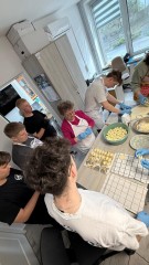 Lepienie pierog�w ��czy pokolenia