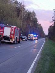 Zderzenie z&nbsp;�osiem na DW 858. Kierowca trafi� do szpitala