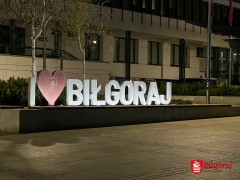 Napis "I ❤️ Bi�goraj" robi wra�enie noc�