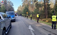 Policjanci pracuj� na miejscu po�aru i&nbsp;katastrofy lotniczej pod Bi�gorajem