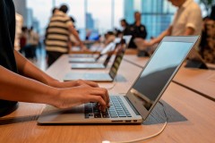 Szukasz laptopa, który wytrzyma cały dzień? Oto nasz faworyt!