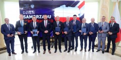 Nasi samorządowcy z odznaczeniami i medalami
