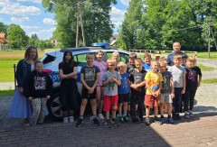 Policjanci uczą dzieci, jak ratować życie