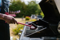 Jak bezpiecznie wyczy�ci� grill gazowy Weber?