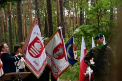 W lesie rozegra�a si� tragedia. Po 82 latach oddano ho�d zamordowanym partyzantom [NOWE ZDJ�CIA]