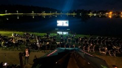 Zalew w Biłgoraju tętni życiem. Kino na wodzie, koncerty i stand-up za darmo