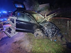 20-latka uderzyła w latarnię i ogrodzenie. Dwie osoby trafiły do szpitala