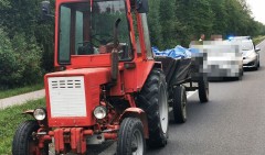 Nietrze�wy kierowca ci�gnika jecha� w�ykiem. Wszystko nagrali �wiadkowie