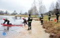 Strażacy ćwiczyli na zamarzniętym zbiorniku