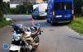 Motocyklista uderzy w busa