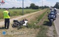 Motocyklista wyprzedzał ciąg pojazdów. Doprowadził do wypadku