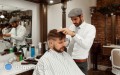 Fotele fryzjerskie - kilka praktycznych pomysłów na wyposażenie salonu