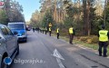 Policjanci pracuj� na miejscu po�aru i&nbsp;katastrofy lotniczej pod Bi�gorajem