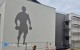 Bi�gorajanka maluje mural na nowej hali sportowej